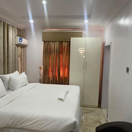 White Gold Hotel Ikeja Esterno foto