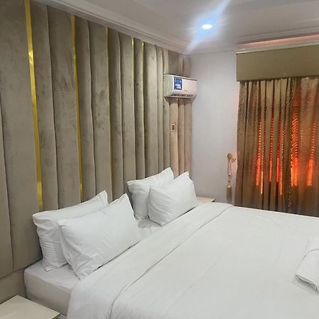 White Gold Hotel Ikeja Esterno foto