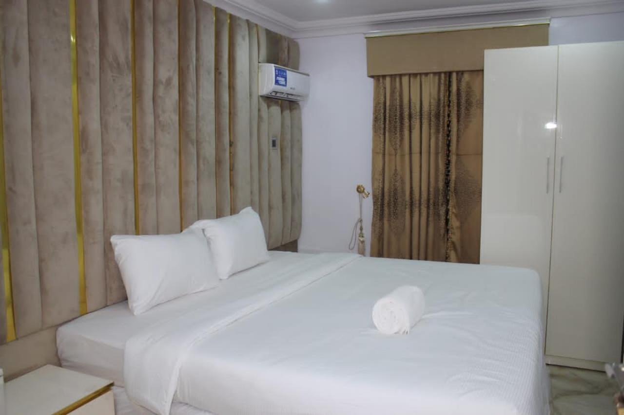 White Gold Hotel Ikeja Esterno foto