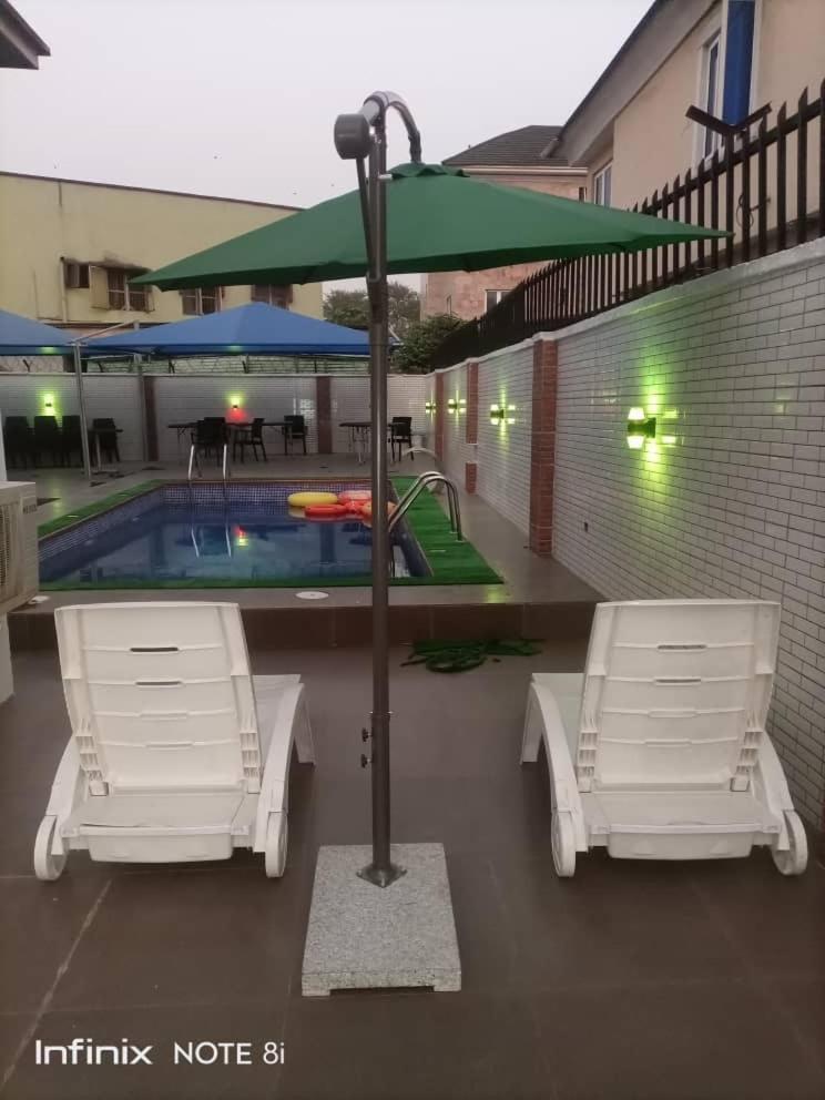 White Gold Hotel Ikeja Esterno foto