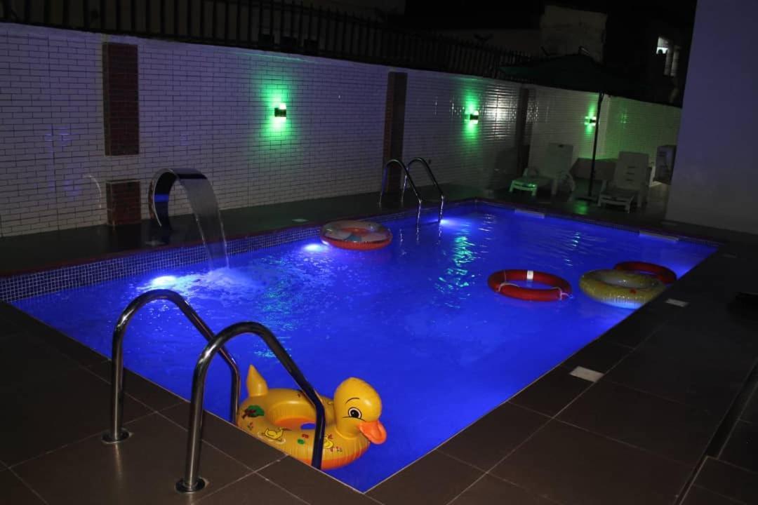 White Gold Hotel Ikeja Esterno foto