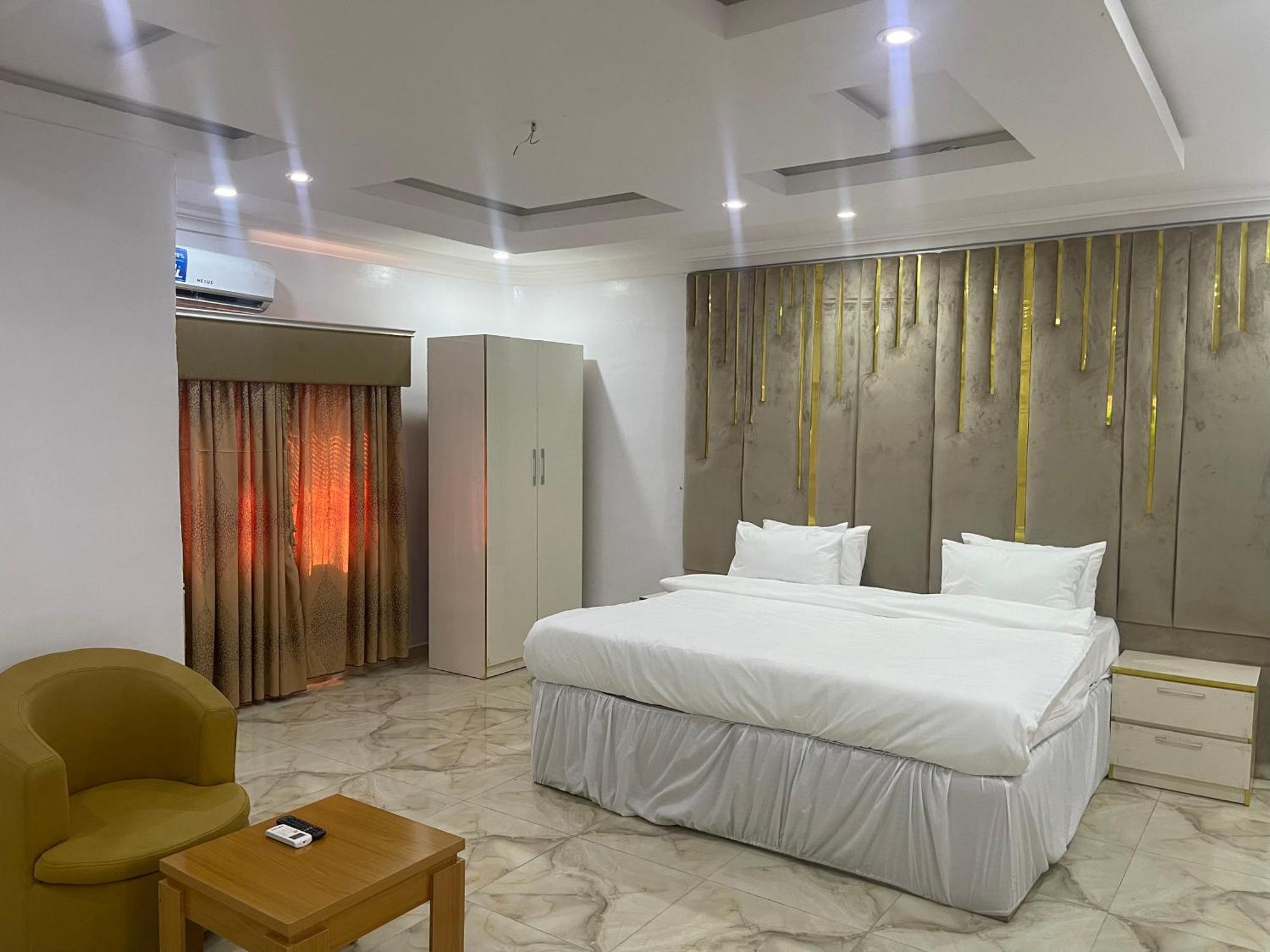 White Gold Hotel Ikeja Esterno foto