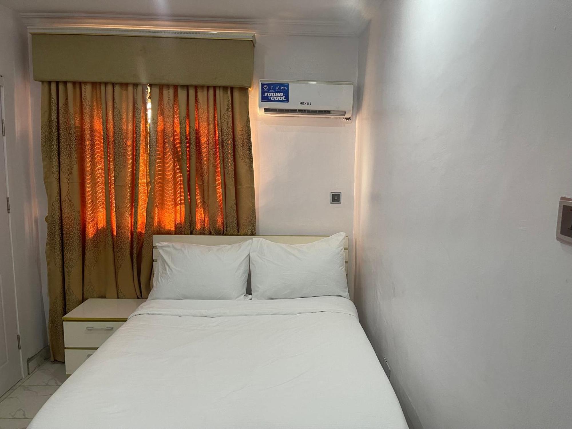 White Gold Hotel Ikeja Esterno foto