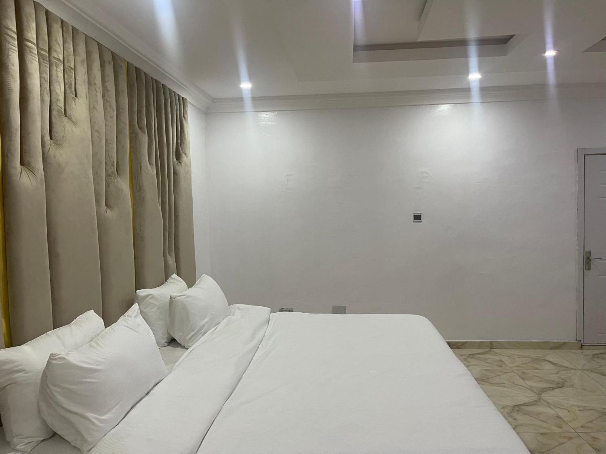 White Gold Hotel Ikeja Esterno foto