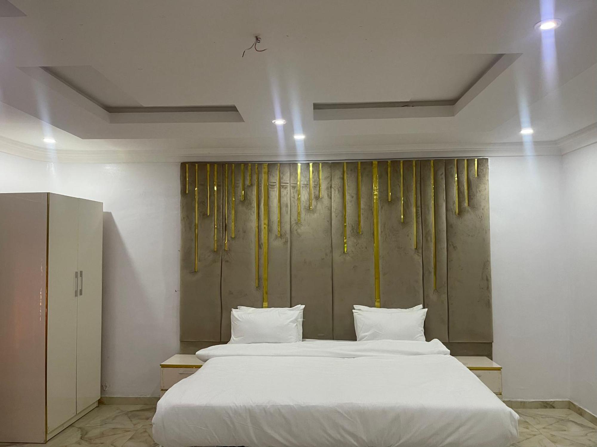 White Gold Hotel Ikeja Esterno foto