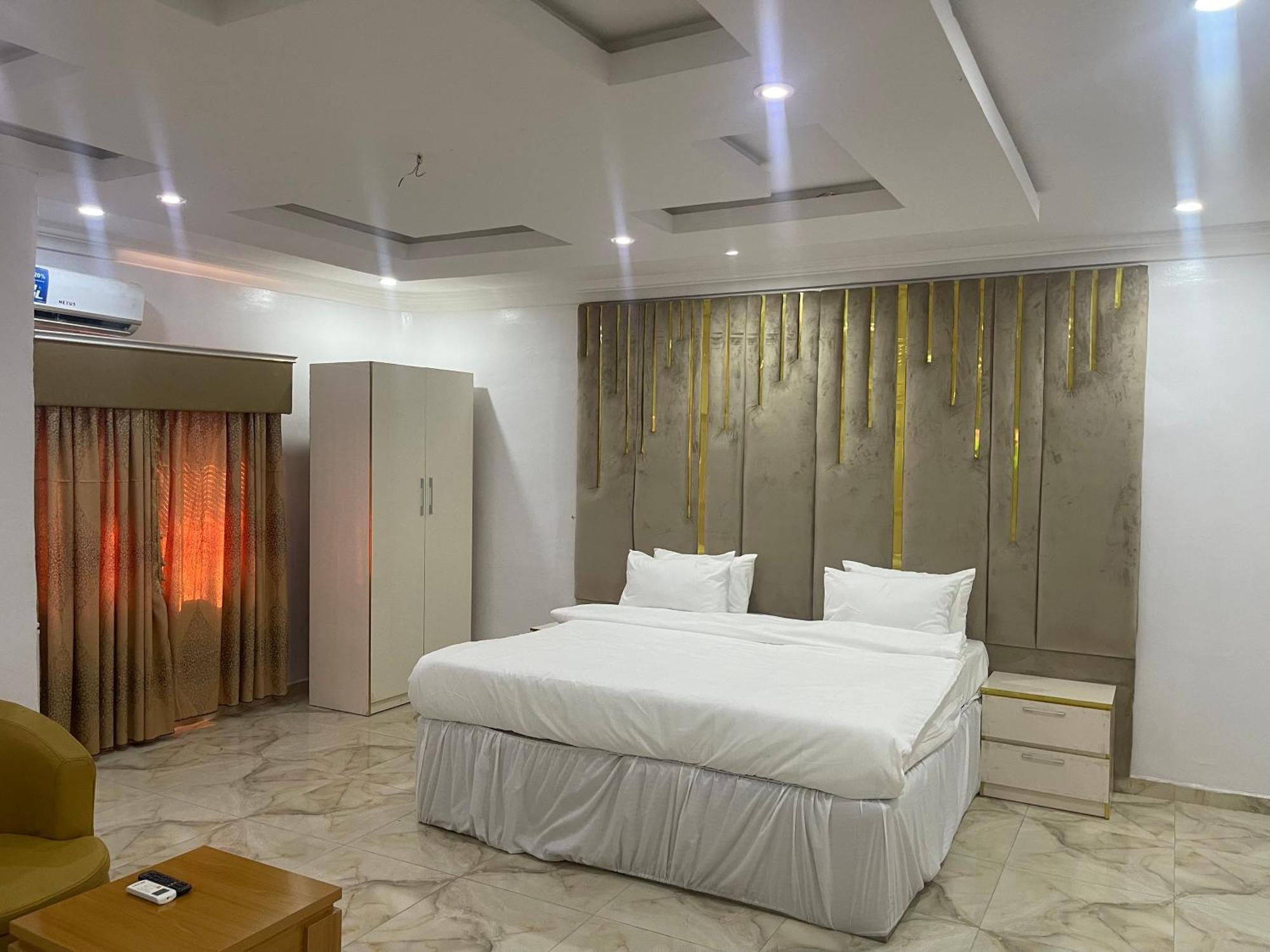 White Gold Hotel Ikeja Esterno foto