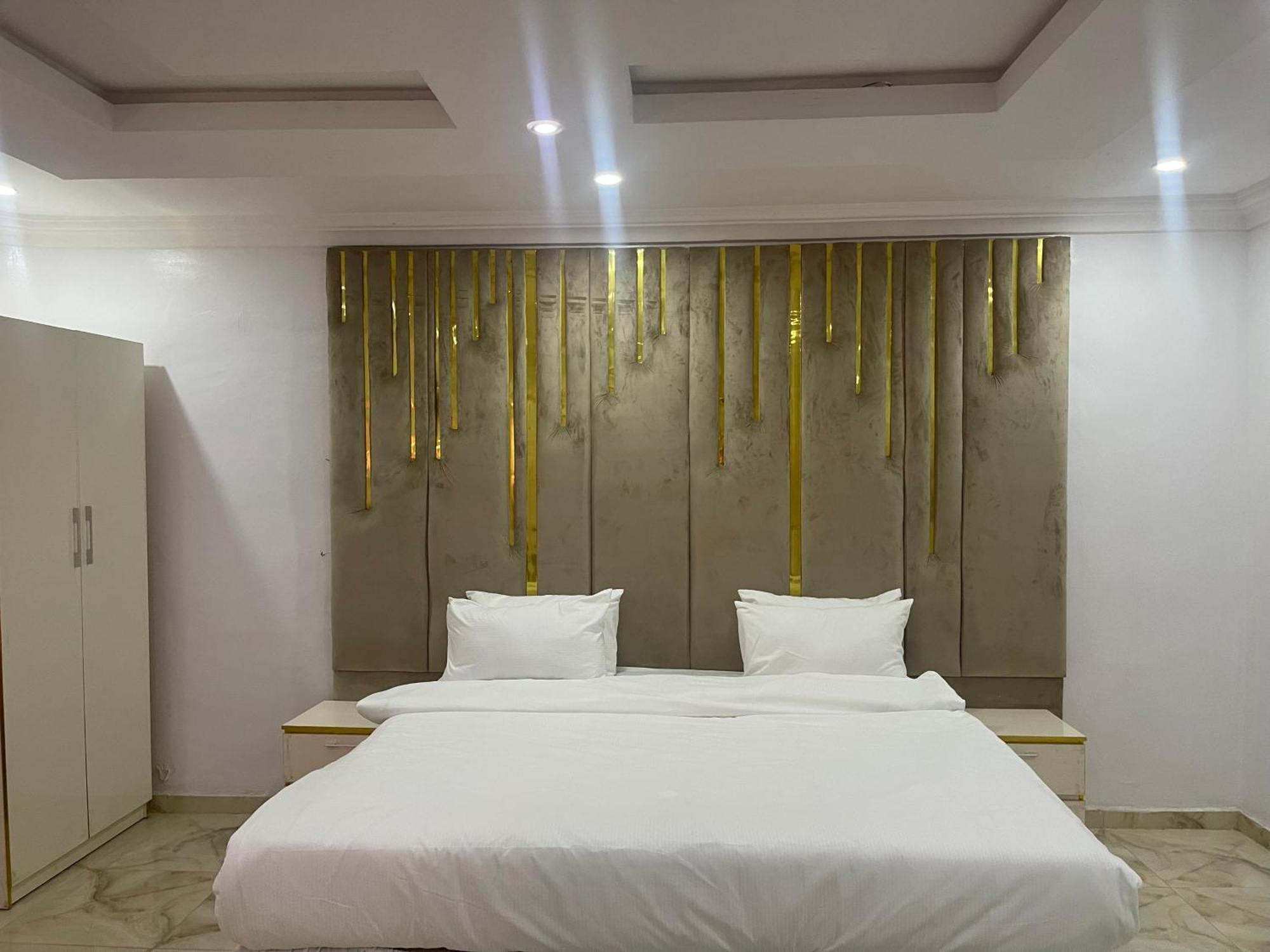 White Gold Hotel Ikeja Esterno foto