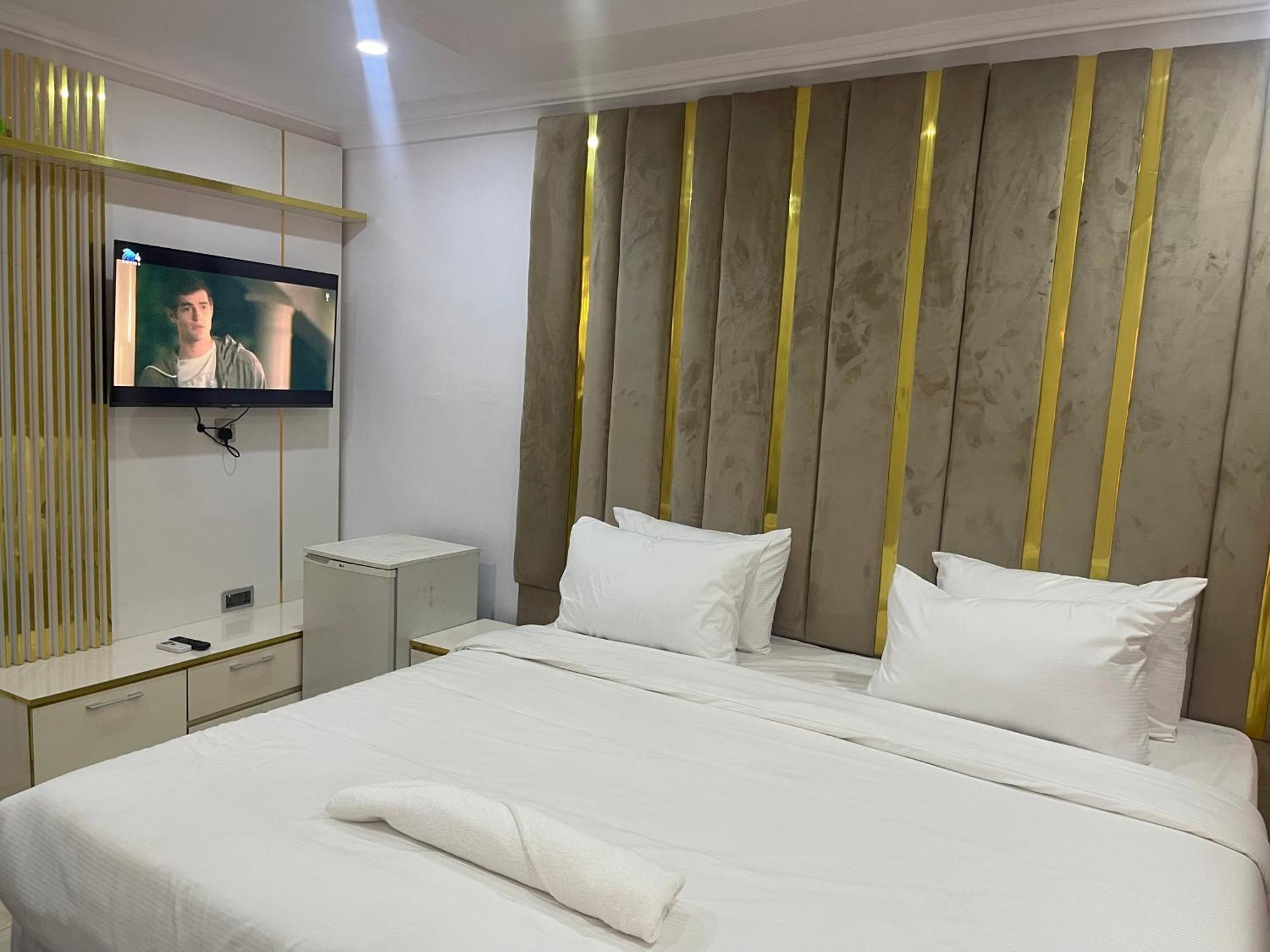 White Gold Hotel Ikeja Esterno foto