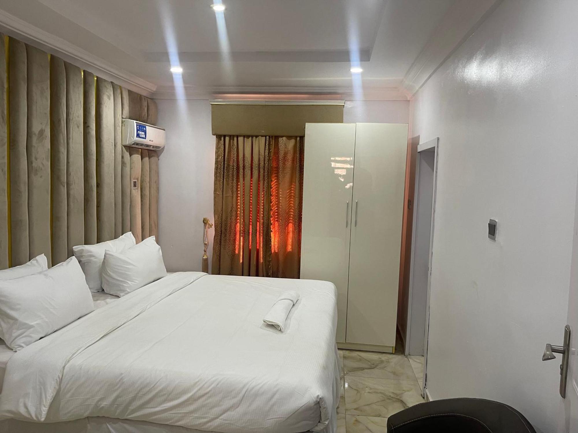 White Gold Hotel Ikeja Esterno foto
