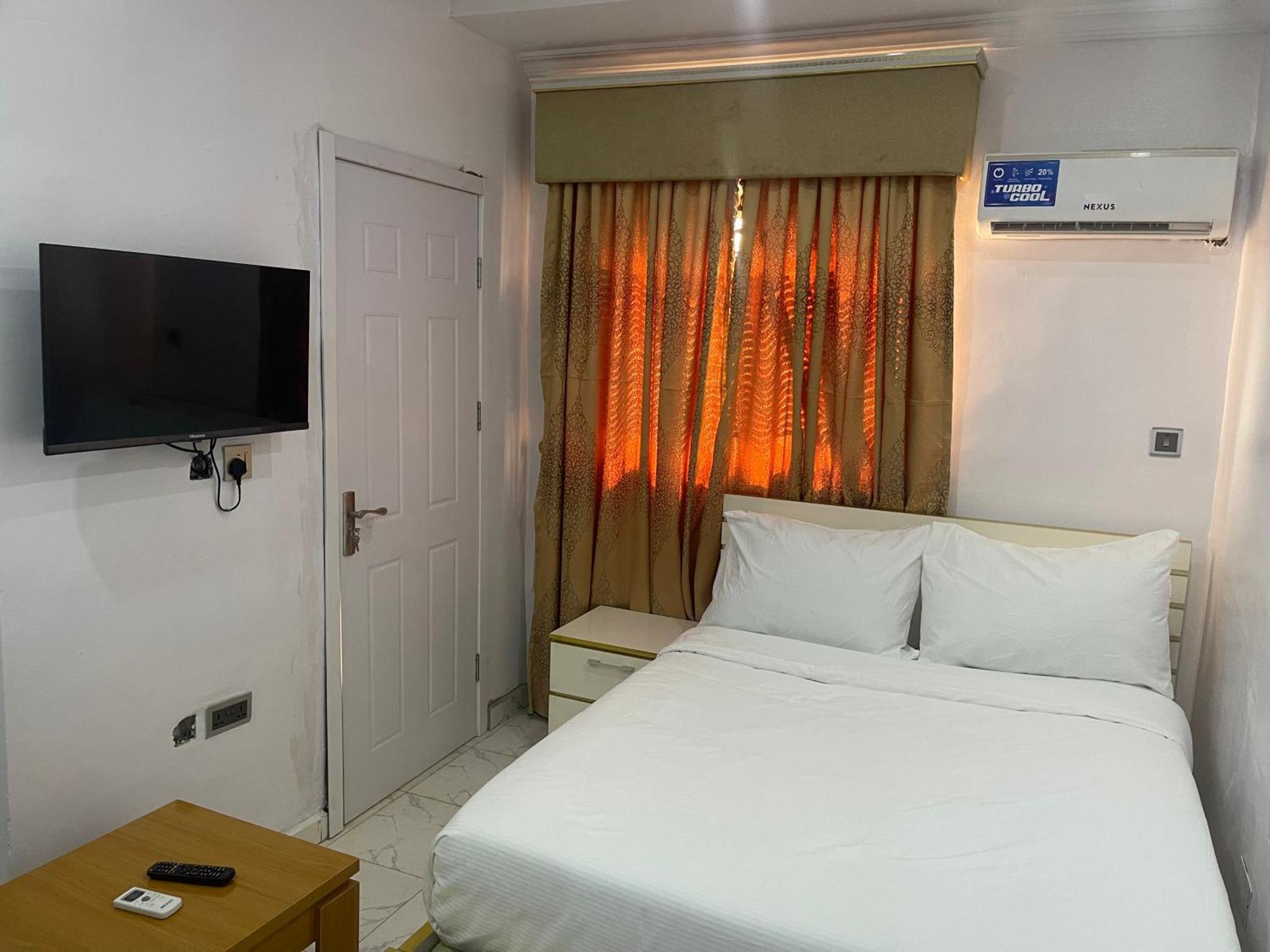 White Gold Hotel Ikeja Esterno foto
