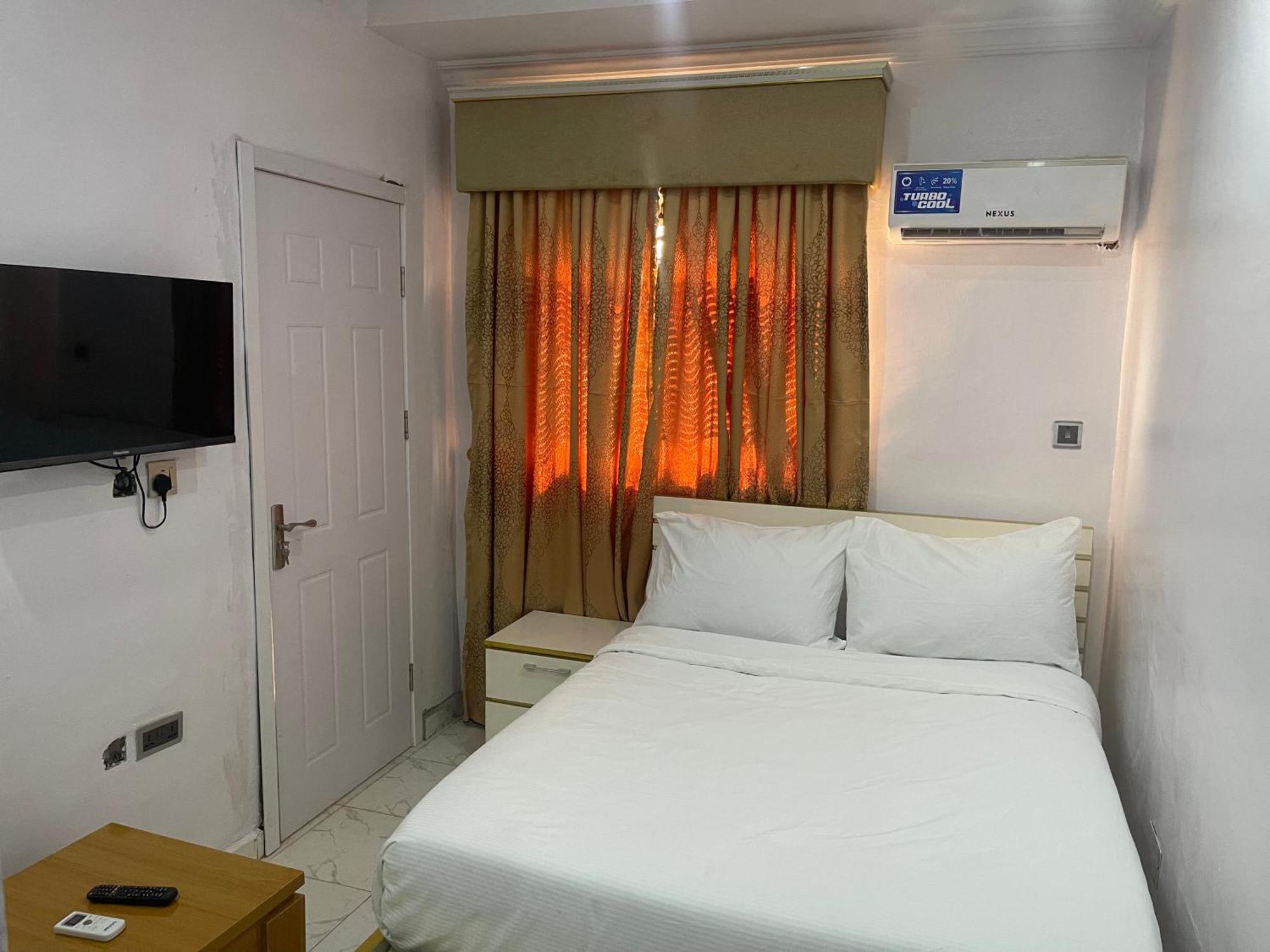 White Gold Hotel Ikeja Esterno foto